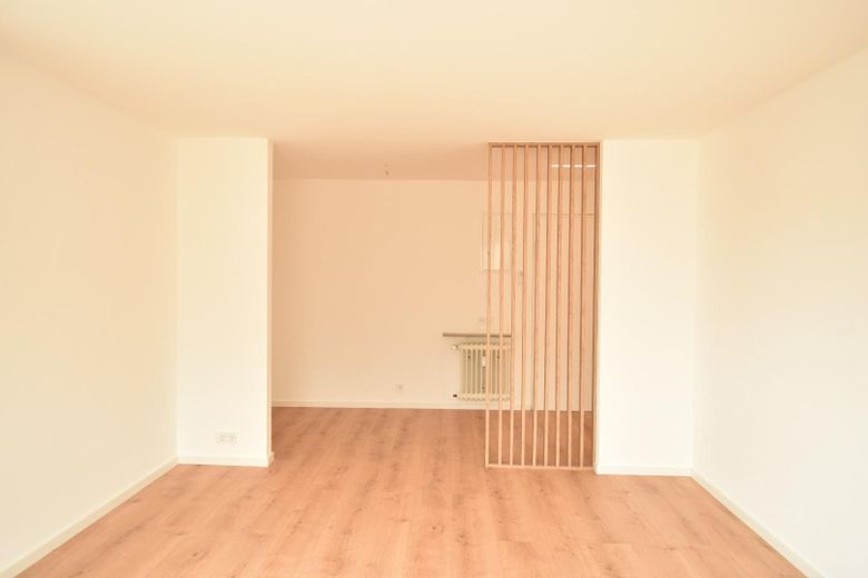 Bez prowizji: Nowoczesne mieszkanie blisko Starego Miasta – 3 pokoje, nowa kuchnia, 2 balkony i miejsce w garażu podziemnym – Wohnzimmer