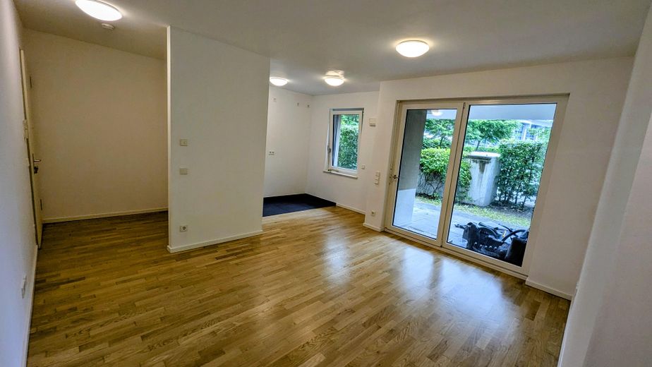Moderne 2-Zimmer-Gartenwohnung in Rheinnähe – Barrierefreies Wohnen in Köln-Bayenthal – Kücheund Wohnzimmer, Garten