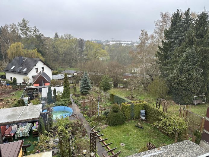 Eigenheim am SW-Stadtrand mit schönem Garten – OG Küche, Blick zum Garten