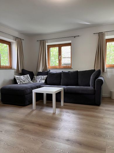 Gemütliche möblierte Wohnung mit Blick ins Grüne – Wohnzimmer mitte