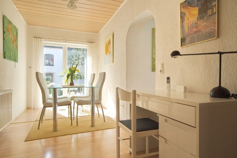 Modern und großzügig wohnen, Erdgeschoss mit Garten und Terrasse, schöne und dabei zentrale Wohnlage, zwei Schlafzimmer, Internetzugang u.v.m. – 27a0af7cd16b6311c8fbda3b2d536e3b295713c0.jpg