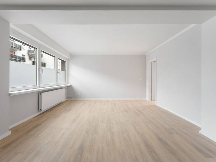 Vollständig renovierte 3-Zi.-Erdgeschosswohnung mit moderner Einbauküche! – Ansicht I: Wohn- und Esszimmer