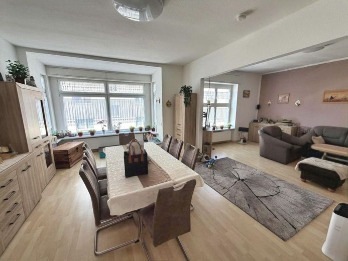 Wohninvestment mit Perspektive - Vollvermietetes Mehrfamilienhaus mit nachhaltigem Potenzial... – Wohnzimmer