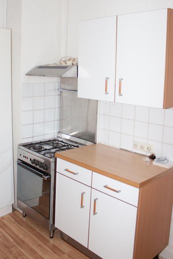 Preissenkung: Von Privat, 3 Zimmer mit 25 m² "Ausbaureserve" im DG zentrale Lage in FFM Höchst – Küche