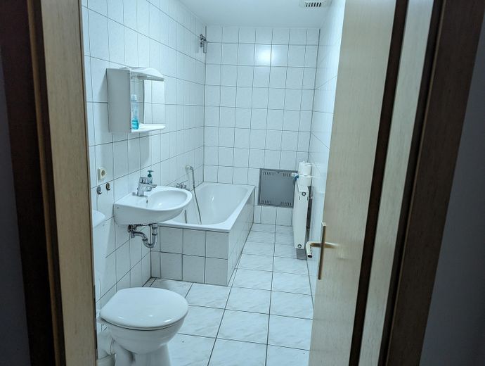 Sehr gepflegte, großzügige 2-Raum-Wohnung im Herzen der Stadt-Fußgängerzone – Badezimmer