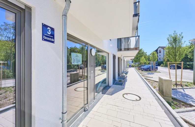 Neubau: Helle und ruhige Zwei-Zimmer-Wohnung mit luxuriöser Innenausstattung mit Balkon und EBK – Eingangsbereich 