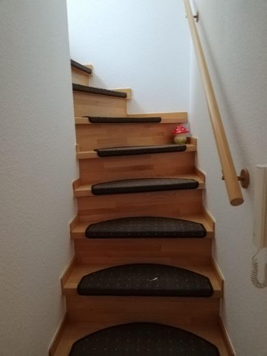 Provisionsfreie, energieeffiziente 3,5-Zimmer-Maisonette-Wohnung auf der Schillerhoehe in Marbach – Treppenaufgang