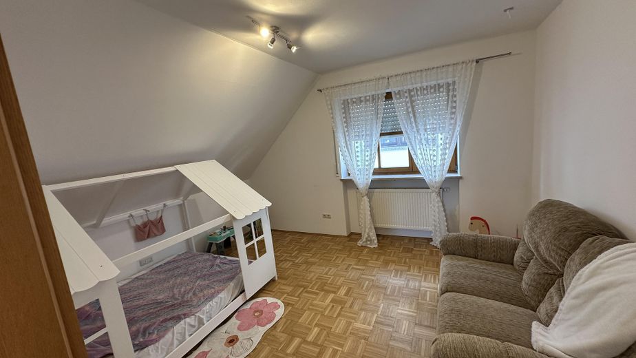 Well-maintained detached house with garden for rent in Seubersdorf – Schlafzimmer 1