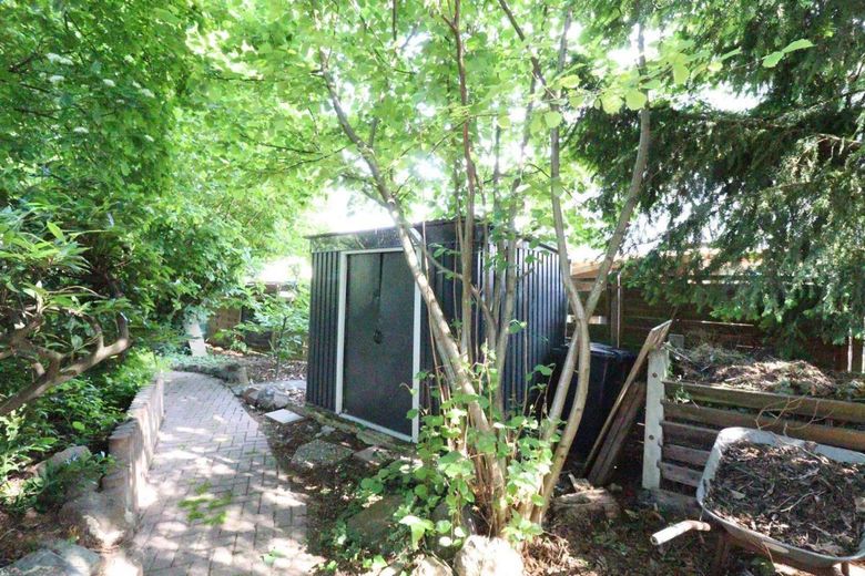 WRS Immobilien - Neuberg - Architekten-Villa mit Einliegerwohnung + großem Garten mit Baumbestand – Gartenhütte