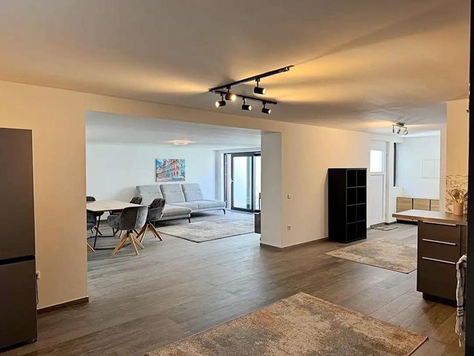 Zukunftssicheres Design-Atriumhaus: Klasse B, 12kWp PV, Klima, Kamin & Einlieger-Option – Wohnraum UG