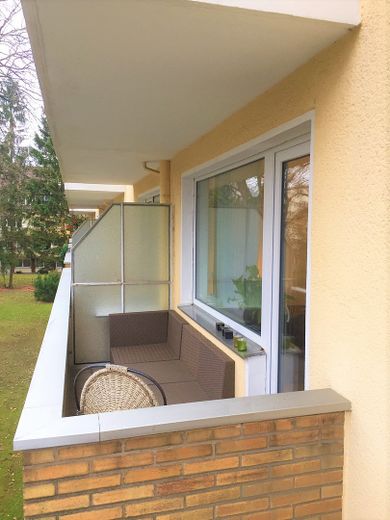 Modern, Stilvoll, saniert - zwei Loggien, EBK, Ankleideraum *ohne Provision – Eine von zwei Loggien