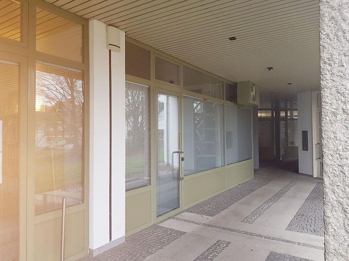 Retail space / office / practice — quiet yet central / S-Bahn around the corner / on 2 levels – Ladengeschäft Front