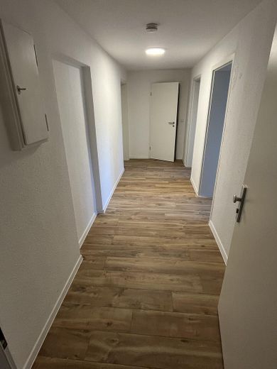 renovierte 3-Zimmer-Wohnung mit Balkon und bester Verkehrsanbindung – Musterfoto Flur
