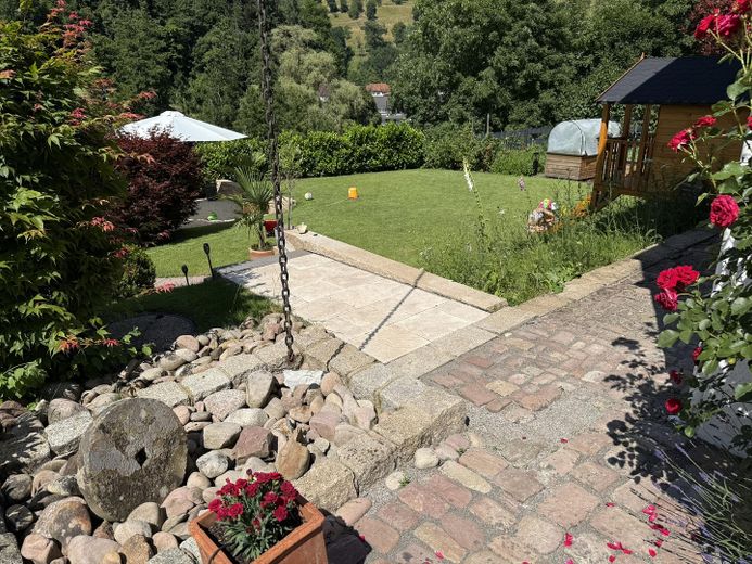 Maison individuelle avec appartement indépendant et vue dégagée *sans commission* – Blick in den Garten