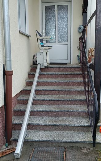 Einfamilienhaus mit Garage, 2000m² Grundstück, Stall, Werkstatt – Eingangsbereich + Treppenlift