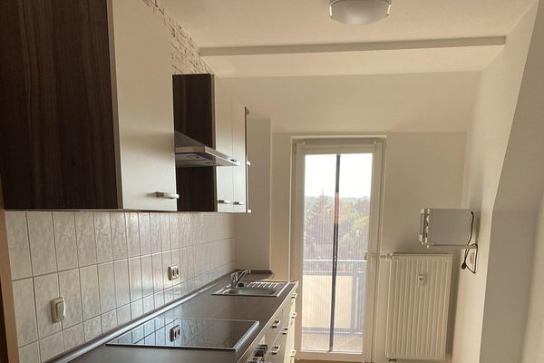 Bright 2-room attic apartment with fitted kitchen in the heart of Altenburg