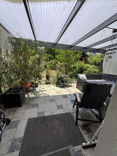 Gepflegtes Reihenmittelhaus in ruhiger Lage mit Garten und Garage – Terrasse Blick Garten