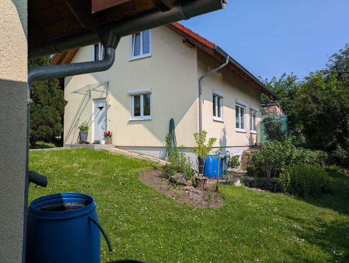 Blick auf Front vom Schuppen