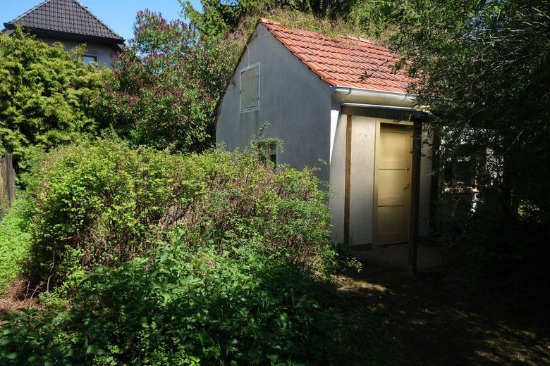 Grundstück mit Steinbungalow – Eingang zum Haus