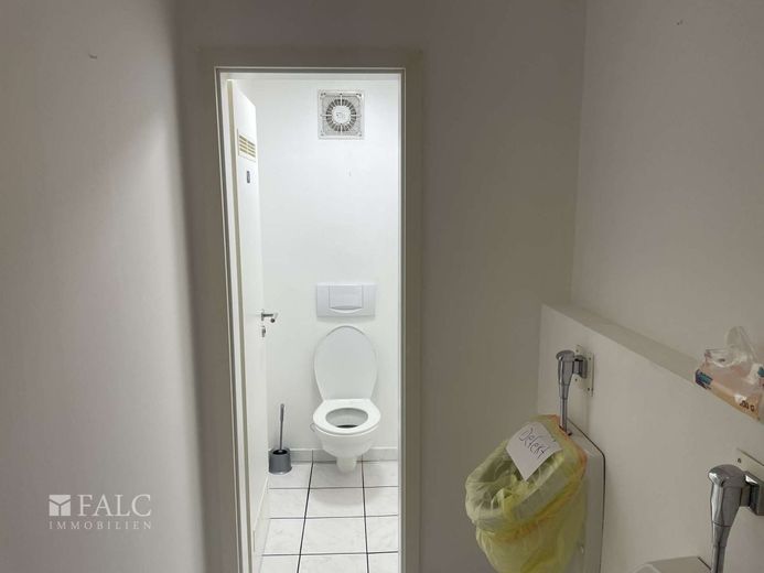 Zentral gelegenes Ladenlokal in Bexbach – Herrentoilette