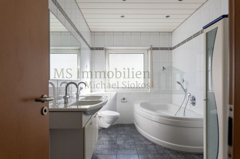 *** Charmante 4-Zimmer-Hochparterre-Wohnung mit Terrasse und Garten *** – Badezimmer Ansicht 1