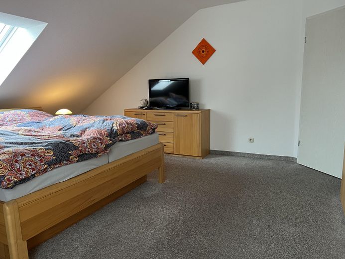 Helle 2-Zimmer Dachgeschosswohnung in Großenseebach mit großem Balkon - BITTE KEINE MAKLERANFRAGEN – Schlafzimmer