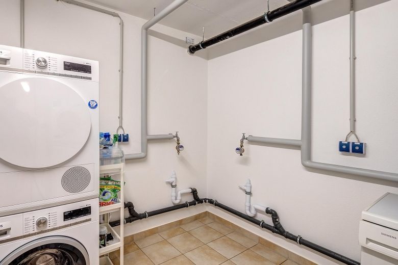 Hochwertige, möblierte Gartenwohnung – Waschraum