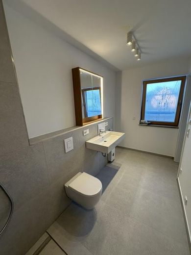 Neubau - Erstbezug - Maisonette - 3 ZW inkl. EBK, Balkon, Stellplatz, Keller, ca. 69m² Wfl. – Badezimmer
