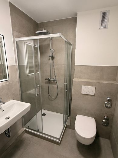 Provisionsfreie frisch renovierte EG-Wohnung mit Stellplatz nahe Wilhelmplatz und Schreventeich – Bad 1