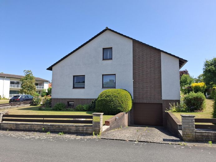 Haus mit Tiefgaragenzufahrt