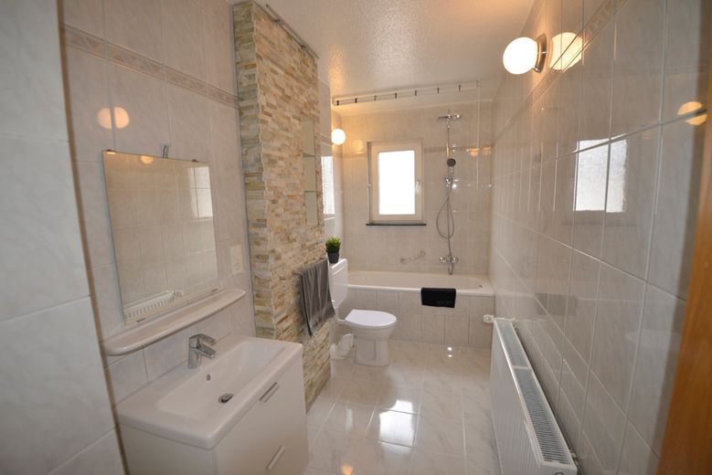 5 Zimmer Maisonett-Wohnung mit 2 Bädern und ca. 124 m² Wohnfläche im beliebten Langerfeld – Badezimmer mit Wanne