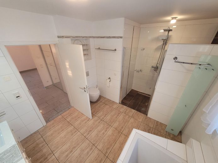 فيلا مدينة مستقلة في موقع متميز – Bad en suite OG