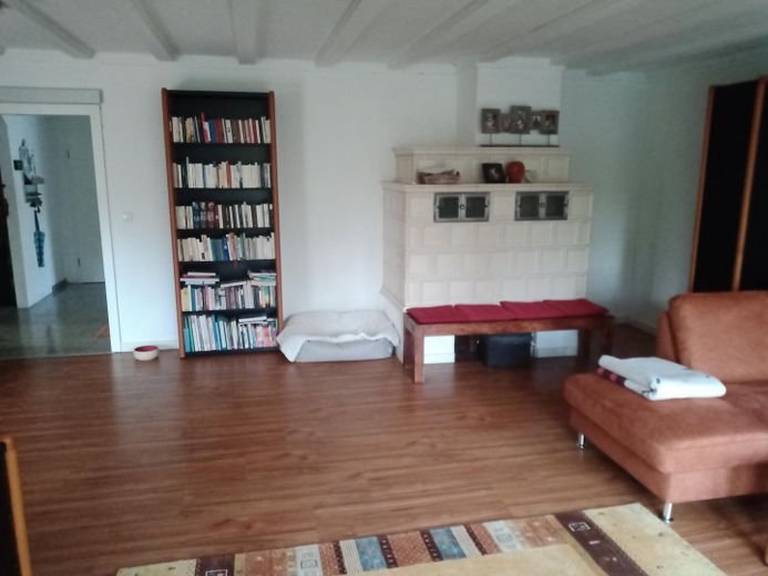Wolnostojący dom mieszkalny w dzielnicy Waltershofen we Fryburgu – Wohnzimmer EG