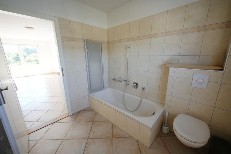 Flexibles Ostseehaus in Karlshagen – Wohnen und Ferienvermietung unter einem Dach – Badezimmer EG