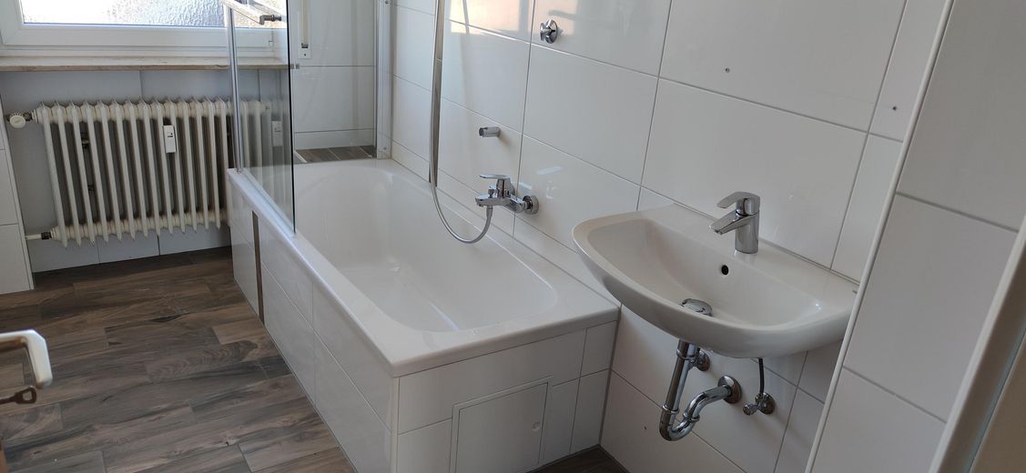 Schöne 2,5-Zimmer Wohnung im 3. OG mit Einbauküche, Balkon und Garage – Badezimmer