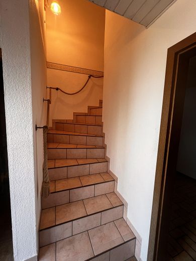 Charming detached house with dream terrace and plenty of potential – Treppenaufgang