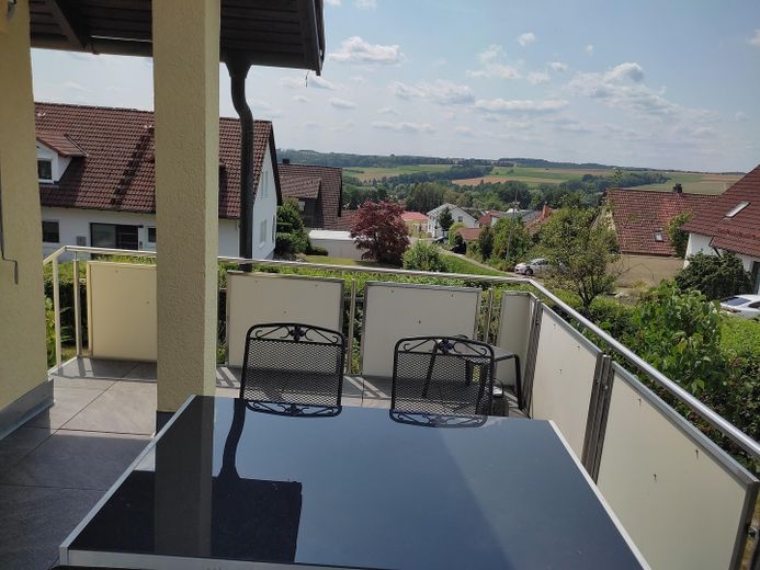 Ein schönes Zuhause in Südhanglage. – Balkon mit Gartentreppe