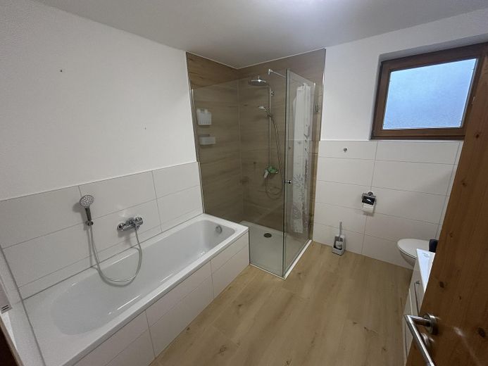 Gemoderniseerde twee-onder-een-kapwoning op toplocatie in Senden‑Aufheim – 140 m² woonoppervlak + groot kantoor - provisievrij – Modernisiertes Bad im OG