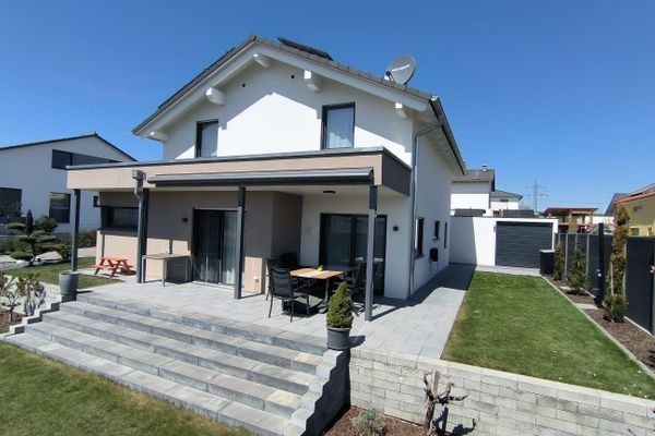 Casa unifamiliar KfW-40+ con estilo: moderna, energéticamente eficiente y sin comisión para el comprador