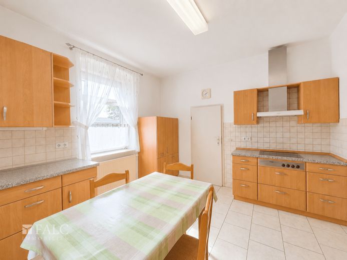 Großzügiges Anwesen mit historischem Wohnhaus und viel Potenzial - FALC Immobilien – Küche