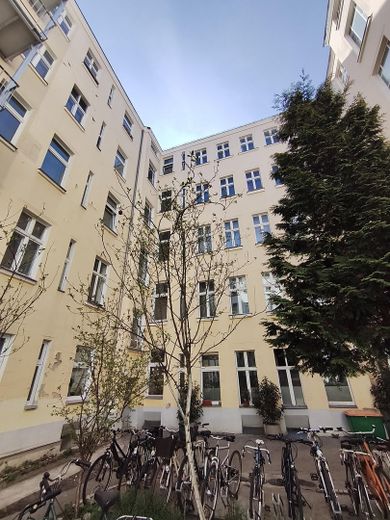 Charmante 2 Zimmer-Wohnung in unmittelbarer Nähe zum Tempelhofer Feld in Neukölln – Innenhof