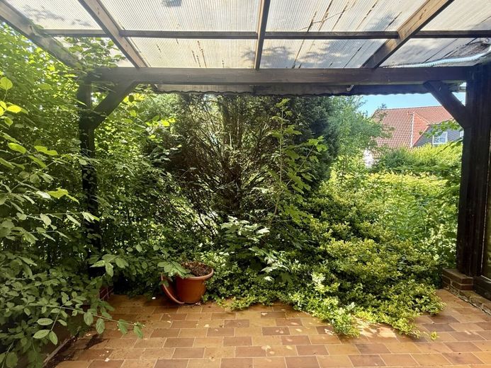 Ihre Chance: Dreifamilienhaus mit Garten, Balkon &amp; zwei freien Wohnungen – Überdachte Terrasse