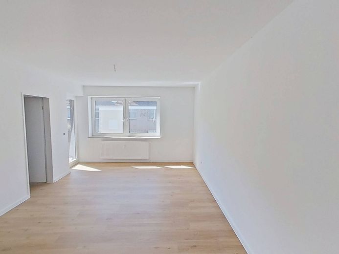 Renovated 1-Room Apartment with Balcony, Fitted Kitchen and Modern Shower Bathroom – Ansicht I: Wohn- und Schlafbe…