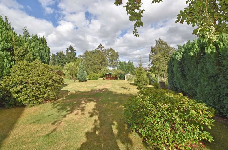 1.296 m² arsa – Tek ailelik ev veya 2 konut birimli ikiz ev mümkün – großes Grundstück