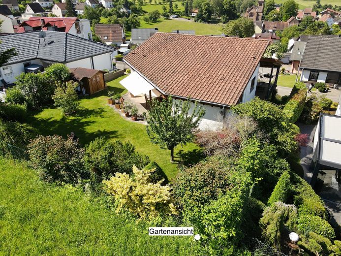Freistehendes Niedrigenergie-EFH in Massivbauweise zwischen Pirmasens und Zweibrücken – Ansicht Gartenseite