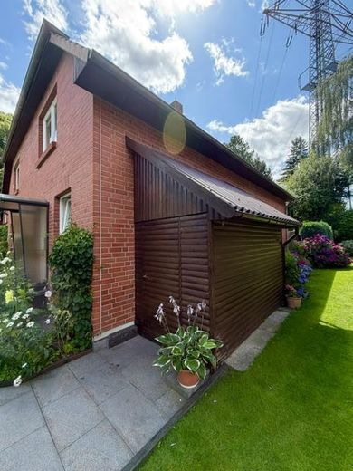 Bifamiliare ben curata con giardino privato e terrazza in ambita zona residenziale per famiglie a Sasel – Schuppen