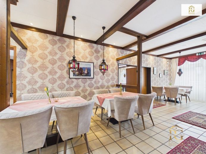 Beliebtes attraktives Restaurant im Stadtkern von Hemmoor mit Kegelbahn, großen Saal mit ca. 300 Sitzplätzen,Bühne, Gäste Zimmer, Außenterrasse – Hauptgastraum