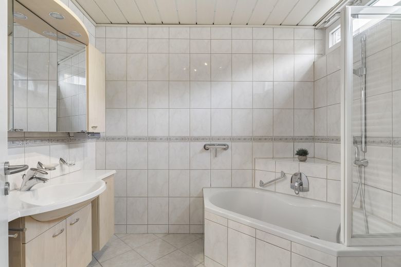 Großzügiges Wohnen auf über 280 m² Gesamtfläche – 611 m² Grundstück in begehrter Lage – Badezimmer