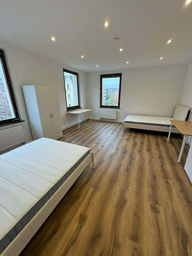 Bett in möbliertem WG-Zimmer in renovierter 4er-WG mit Balkon in Lichtenhof! – Zimmer