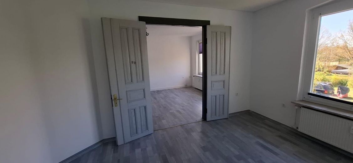 Großzügige 3-Zimmer-Wohnung mit Sommergarten & Balkon in Westerrade – Blick von Zimmer 2 in Zimmer 1